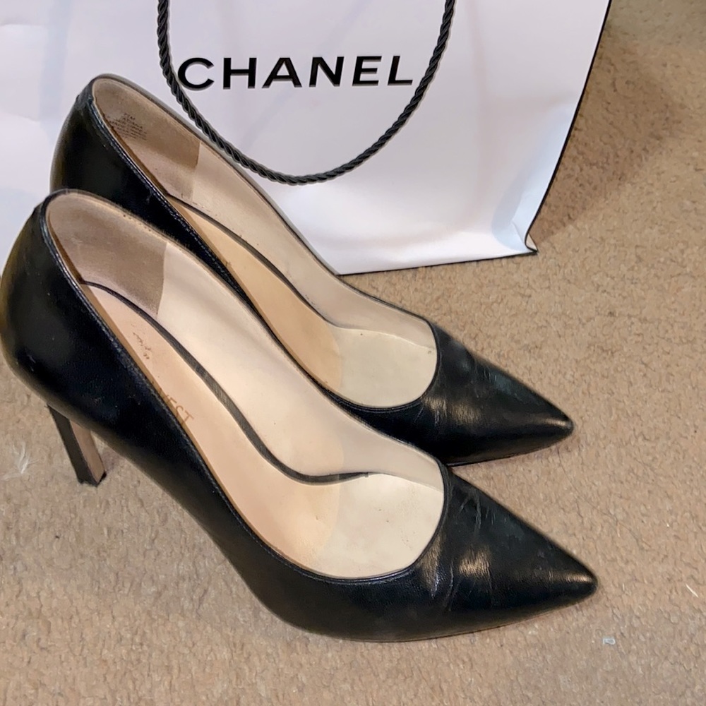 Black pumps